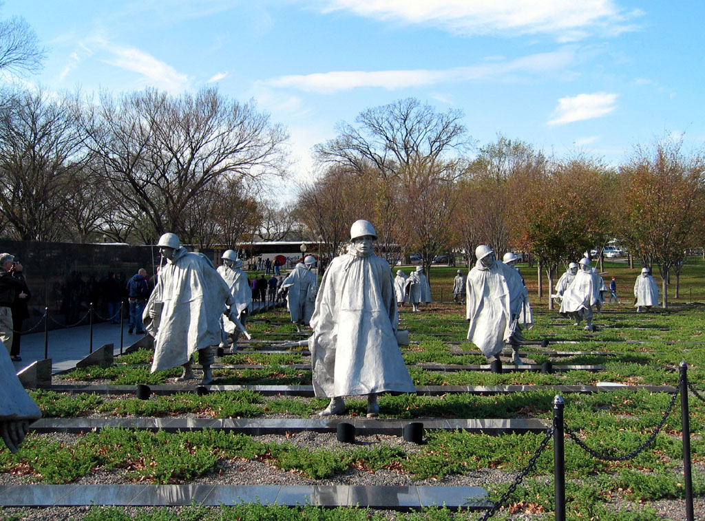 Korean War Veteran's Memorial - Soldiers on the battlefield