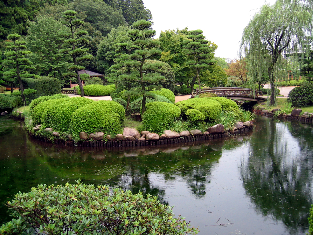 Kairakuen Park - Small peninsula pushes into pond
