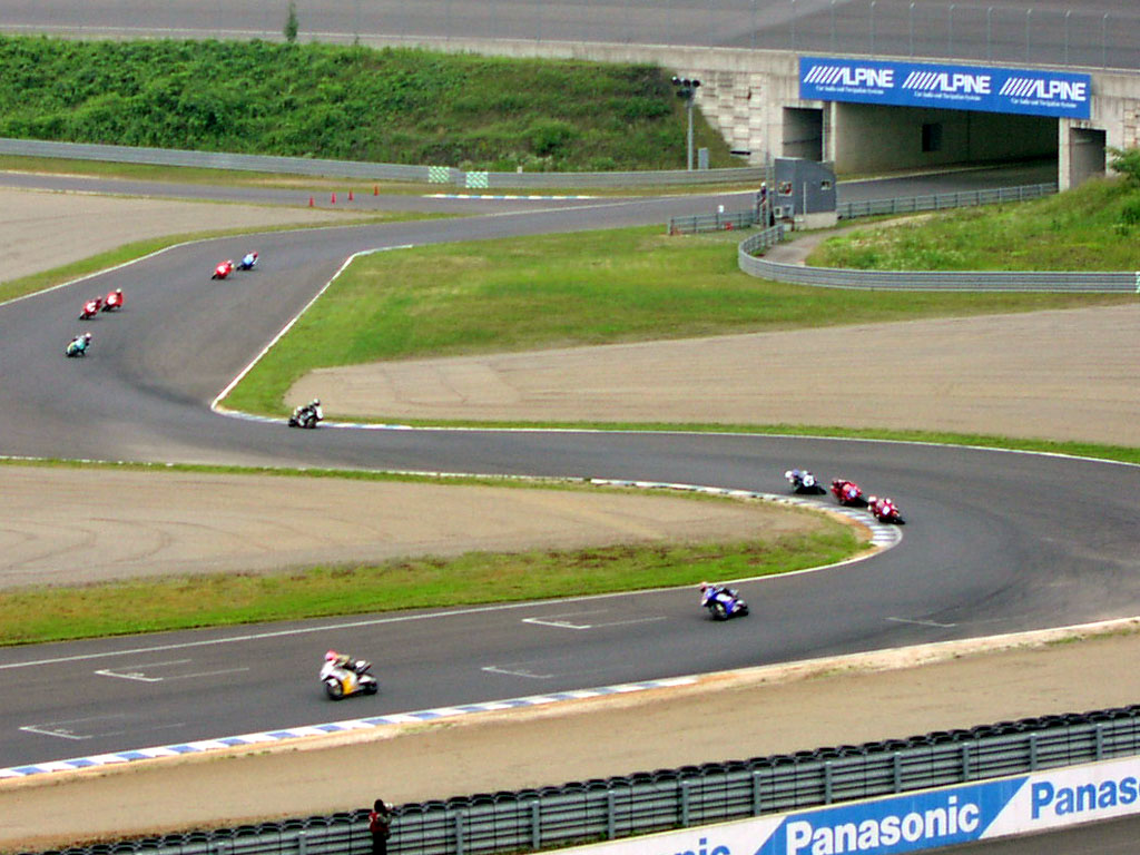 Road Race - A group comes around