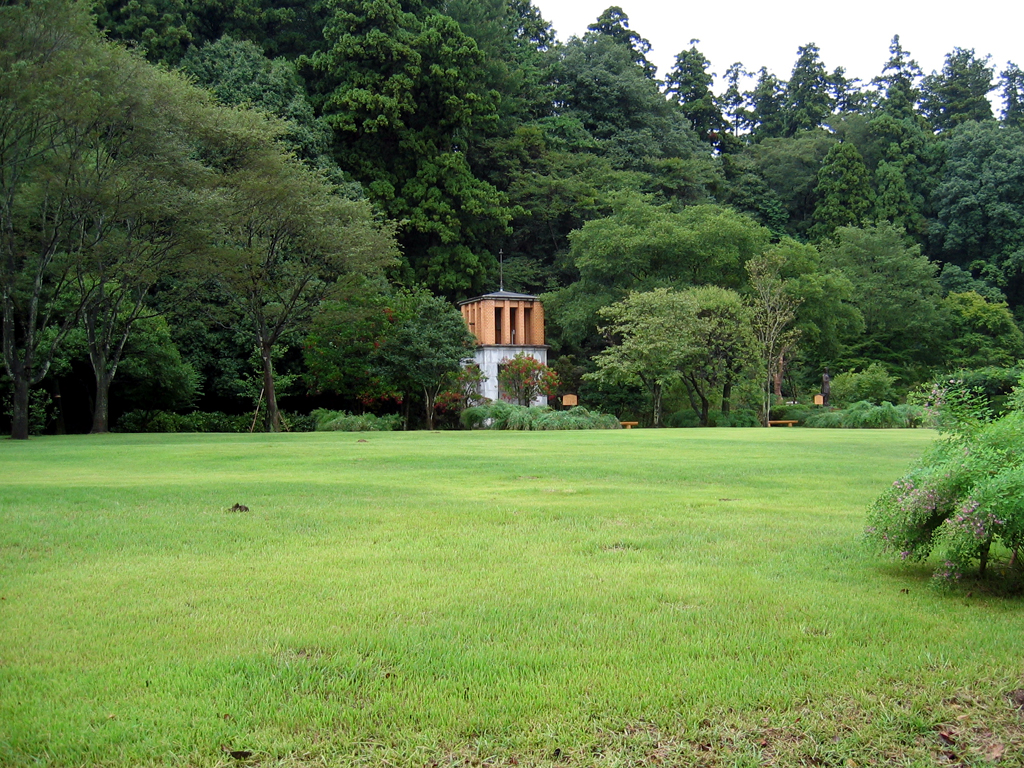 Kairakuen Park - Structure shadowed by lush forest