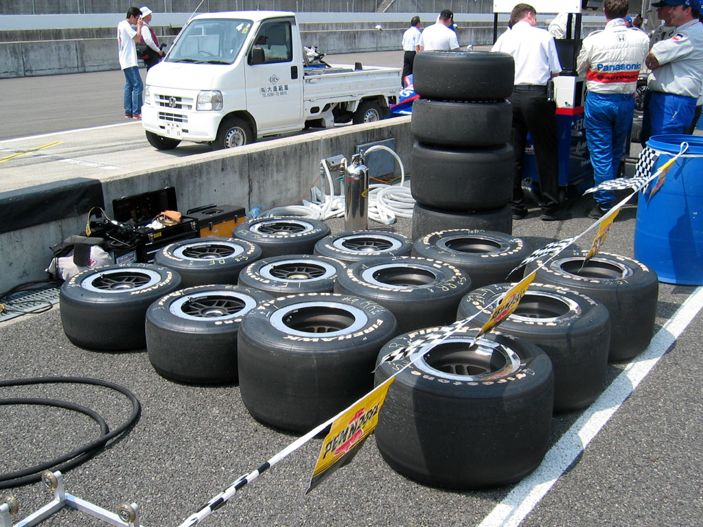 Indy 300 - The tires are ready for action in the pits